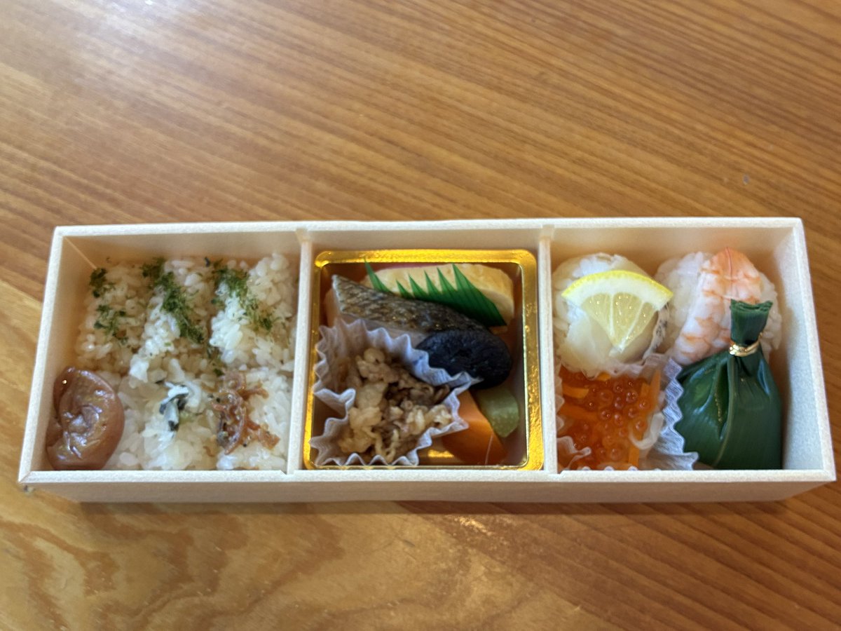 hanasaku78's tweet photo. 本日は京都御所に。売店の幕の内弁当うっま！🍱
付いてた若狭塗りのお箸はお土産に。 https://t.co/u632DGXYIr