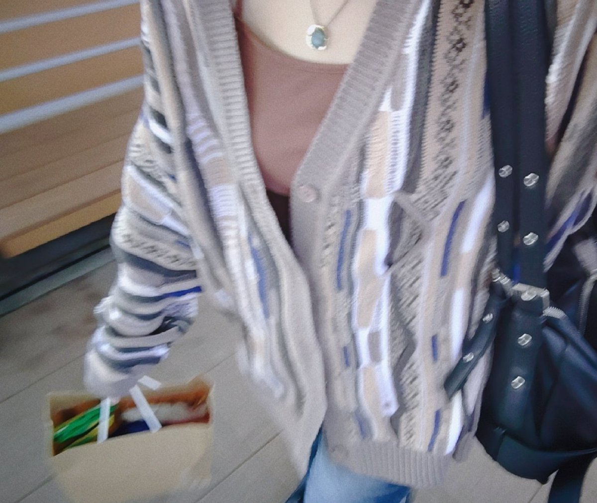 maro__u_'s tweet photo. 新しい服着てこおででたら暑すぎて滅
人身事故で30分遅れでスキップしはじめた朝をお届けします。 https://t.co/FCO05bA04f