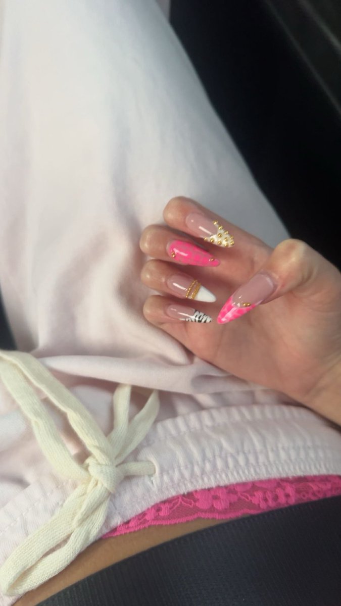 goddess_charz's tweet photo. can you tell i like the color pink???😉😉 https://t.co/2UF28cATry