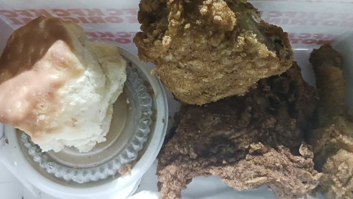 UpstateAllstarz's tweet photo. 🚨This is from the @kfc on Bailey Ave in #BuffaloNY Don't go there!! They are selling old chicken. This is supposed to be Original. It's so old can't even eat it. @DoorDash only gave me delivery charge back not a refund for meal. Smfh #ConsumerAlert #KFC #BuffaloNY #BaileyAve #AmhesrtNY