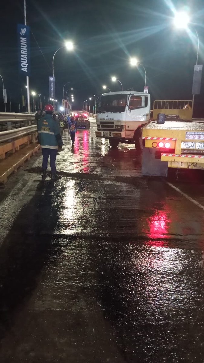 CarmenPecorelli's tweet photo. #Aragua #9oct 9pm 

Se registra un hecho de tránsito en la salida del viaducto de La Cabrera, sentido Maracay - Valencia. 

Un vehículo de carga pesada impactó contra las defensas a la salida del túnel, generando restricción temporal en la vía. https://t.co/6hDMzyQT2v