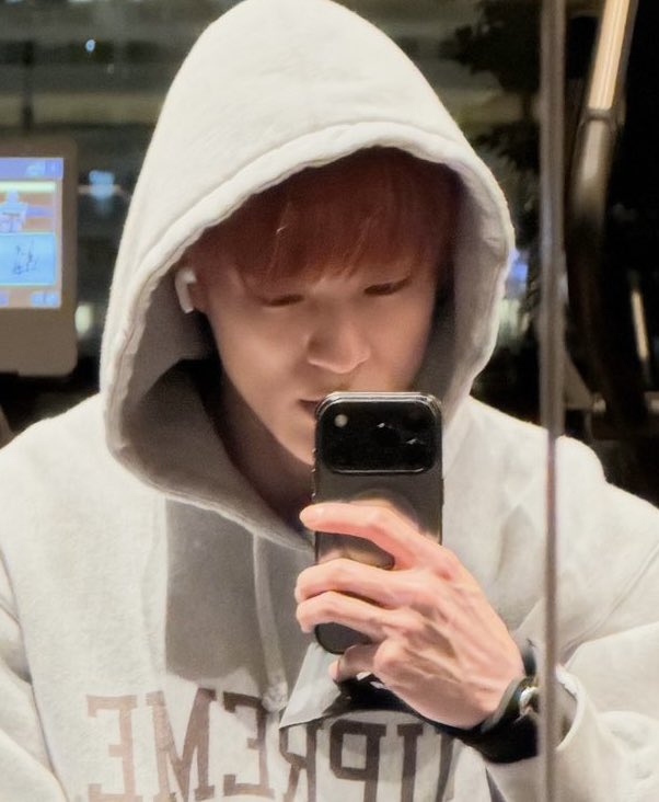 asinisnisa's tweet photo. มือพี่เจโน่                                 มือน้องแจมิน https://t.co/sOCWYwUxGF