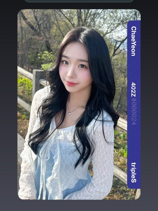 A photoc card of ChaeYeon from the K-pop group tripleS, featuring text 'ChaeYeon', '40Z2', '#고민보다Go', and 'tripleS' along the right edge.