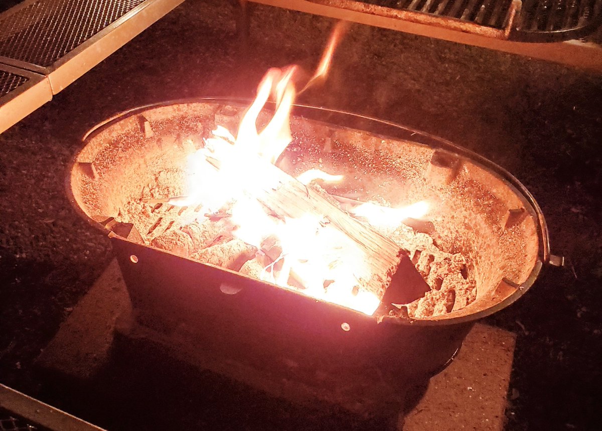 Nemutai_'s tweet photo. 無骨という言葉はすごかったね
本来消費から一番遠いはずの一部のミニマリストやブッシュクラフト勢とそれに憧れる層を、無骨という免罪符で高額消費者に転換してしまった
いちブランドが仕掛けたことじゃないけど、マーケティングの教科書に載せたいくらいだね
あー鋳物の焚き火台って無骨だわ～😇 https://t.co/B0E9SKHLwu