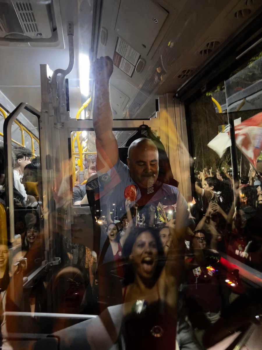 rrosarafaela's tweet photo. VIVA A CLASSE TRABALHADORA BRASILEIRA 
VIVA A UNIVERSIDADE DE BRASÍLIA 
VIVA A DEMOCRACIA 
VIVA O LULA
❤️🌟 https://t.co/48tbHeJgh3