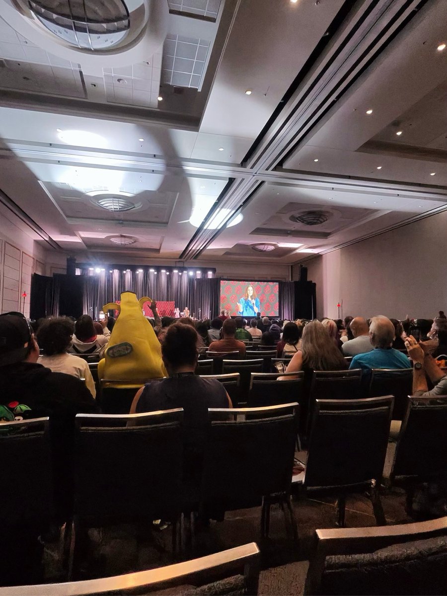 anotherwestcoas's tweet photo. Caught a panel at Rose City Comic Con 🎤 don't remember which one but it was a good time #RoseCityComicCon #ComicCon #PanelLife https://t.co/MD6ziq5UIR