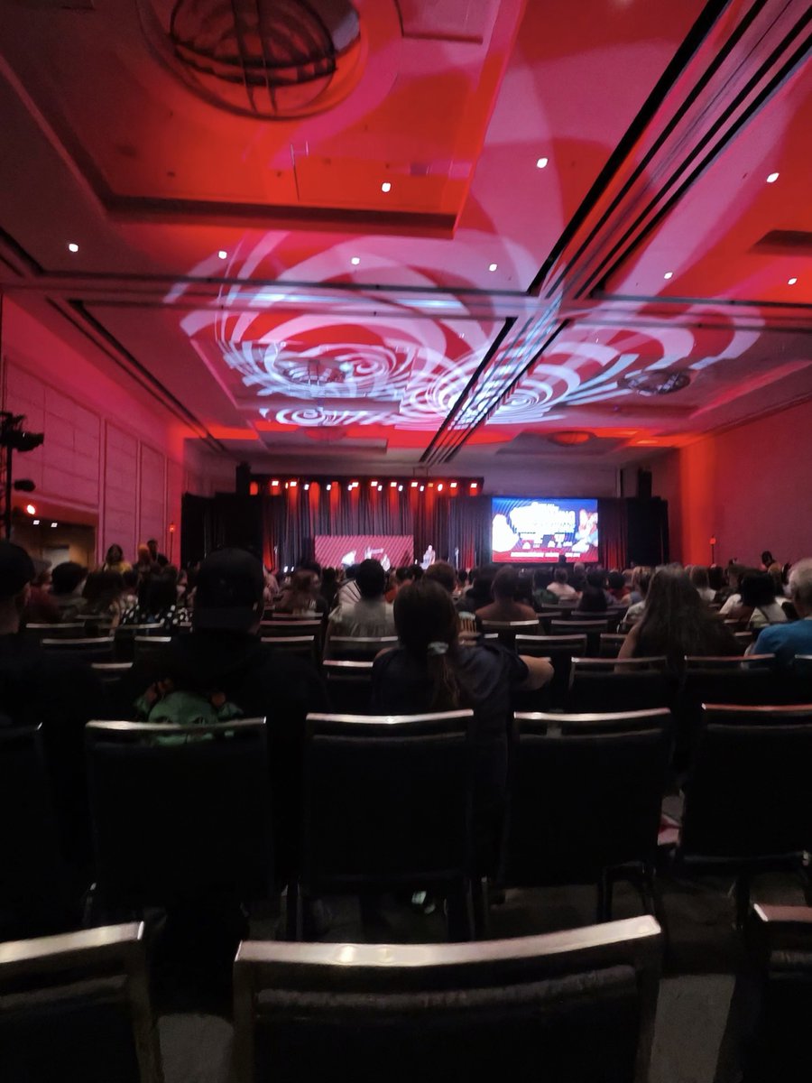 anotherwestcoas's tweet photo. Caught a panel at Rose City Comic Con 🎤 don't remember which one but it was a good time #RoseCityComicCon #ComicCon #PanelLife https://t.co/MD6ziq5UIR