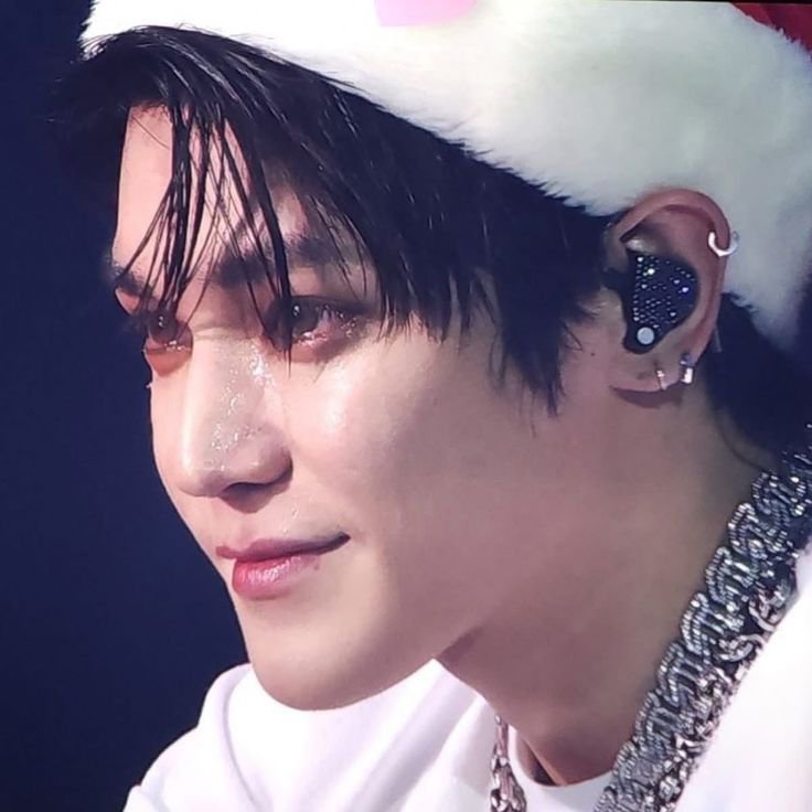 LeeTyong1995's tweet photo. 🍑 : my ideal type? Someone who is Beautiful when they cry. 

hold on ! SOMEONE WHO IS BEAUTIFUL WHEN THEY CRY????? https://t.co/sOt748tnpe