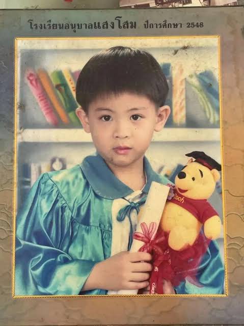 Penguinn88888's tweet photo. เอาจริงๆไม่ค่อยว้าวกับเรื่องฐานะบ้านน้องในอดีต หรือปัจจุบันเท่าไหร่  แต่ถือว่าไขข้อสงสัยแล้วกันว่าได้รู้เรื่องครอบครัวฮีเพิ่มมาอีกเรื่อง เพราะยากมาก🤣              และที่มั่นใจว่าน่าจะไม่ธรรมดา คงเดาได้จาก จากผิวพรรณ การใช้วาจา และมารยาทในการอยู่กับสังคม 🩷 
#Firstone https://t.co/xkfCEtX5Vm