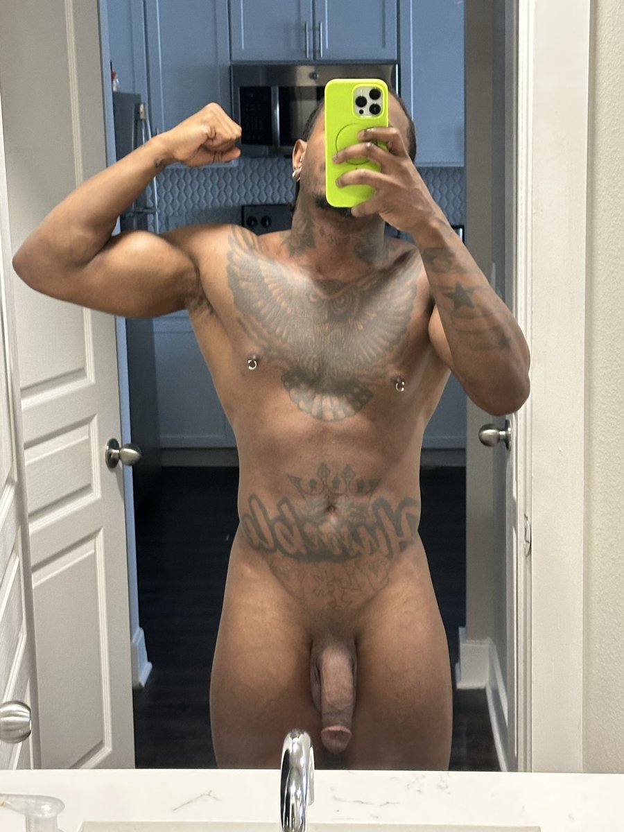rickiebobbiieee's tweet photo. Soon as I get home I strip. I sleep wake naked all day everyday around this mfer‼️😭🫣😬 https://t.co/gcz0lFzM0S