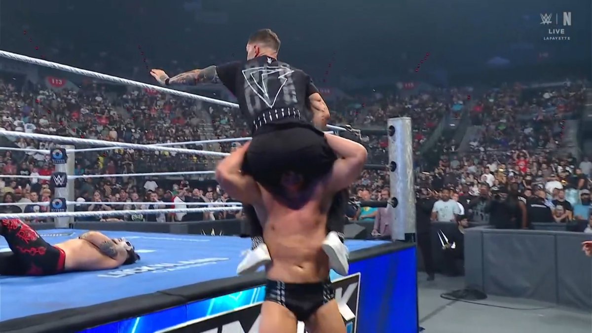 ShonLee9981's tweet photo. Finn Balor putting Gunther to work #Smackdown https://t.co/c3b6Tbtw3x
