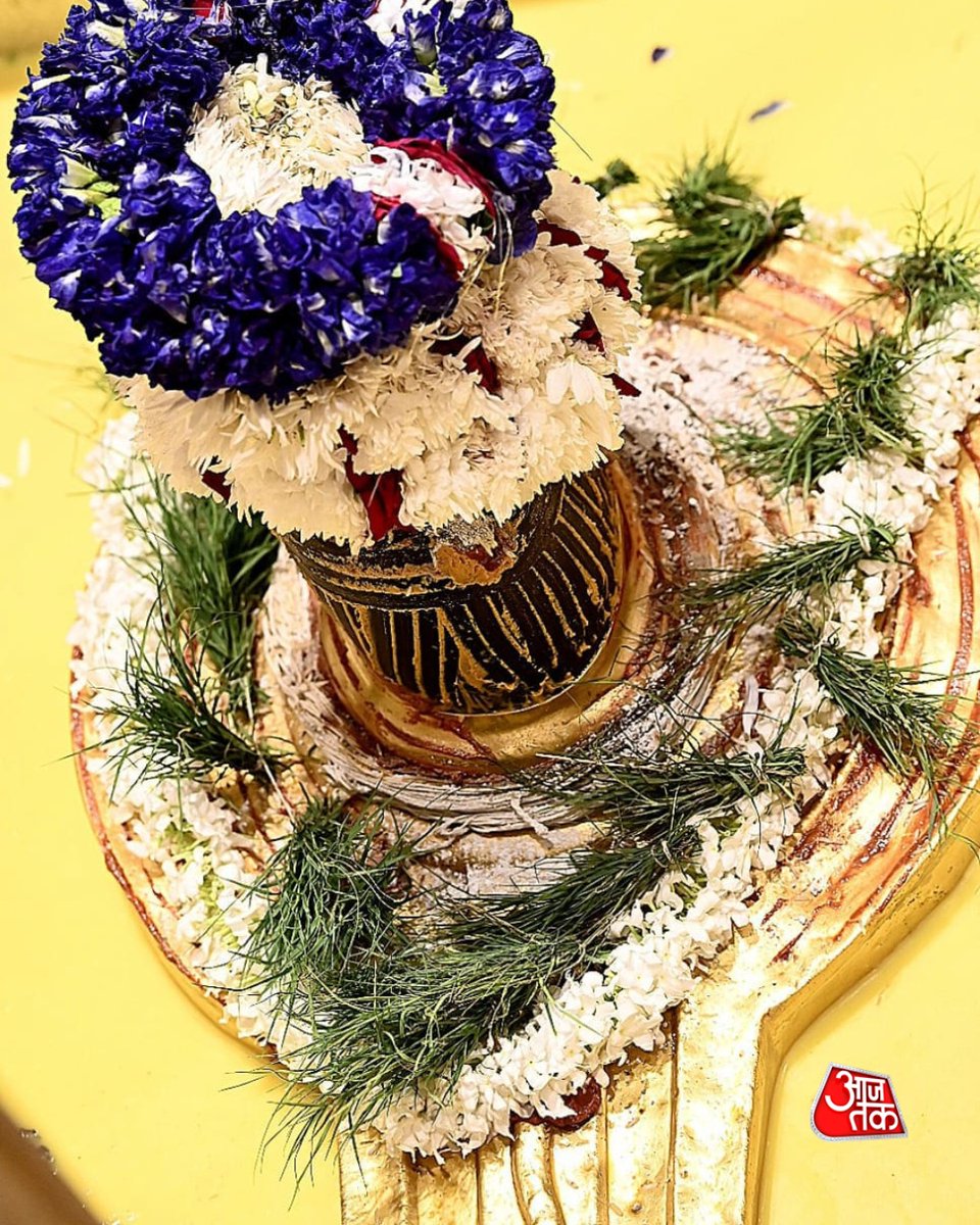 aajtak's tweet photo. श्री काशी विश्वनाथ मंदिर में बाबा की सप्तऋषि आरती का दिव्य दृश्य सामने आया है। मंदिर ट्रस्ट ने आरती की झलक साझा की, जिसमें विधि-विधान के साथ बाबा विश्वनाथ की आराधना की जाती है। काशी की इस प्राचीन परंपरा में सप्तऋषियों के नाम से आरती की जाती है। श्रद्धालुओं के लिए यह आध्यात्मिक आस्था और भक्ति का विशेष क्षण होता है।

#KashiVishwanath #SaptarishiAarti #BabaVishwanath #Varanasi #Spirituality #ATPhotoBlog #AajTakSocial  

Kashi Vishwanath | Saptarishi Aarti | Varanasi Temple | Baba Vishwanath | Hindu Traditions