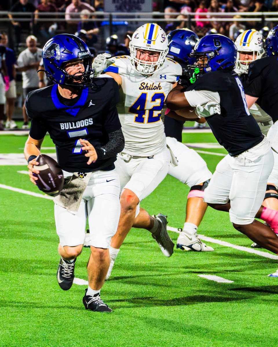 NWAGameday's tweet photo. Shiloh controls the first half and heads to the locker room with a 21-7 advantage over Fayetteville. 📸🏈 #nwagameday https://t.co/6JBLTTJVXu