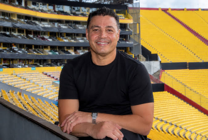 radiolared's tweet photo. 🗣 🎙 #Fútbol910 | Hablamos con Carlos Alfaro Moreno, exfutbolista, con @hugorbalassone y equipo | https://t.co/AGhrR6Z3GH https://t.co/nIrvh6hEP0