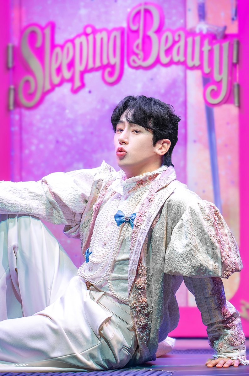 poddo0502's tweet photo. 이제 종일반 못하겠다🥲🥲

오늘 일어나는데
허리에서 뼈 부러지는 소리 나고
강제로 프린스챠밍✨️됨

(하나) 침대에 누워있기
(둘) 침대에 누워먹기
(셋) 침대와 적극적으로 한몸되기
를 실현하는 중

제발 대학로 의자 좀 어떻게 개선 안되나요🙏 https://t.co/4hX3kAqmxN