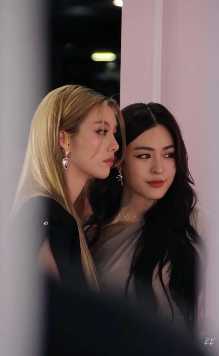 alooofaquarius's tweet photo. these are the photos i always find myself looking back on when im writing about lingorm. always these four. 🥺🥹💗 https://t.co/HbqceLEze4