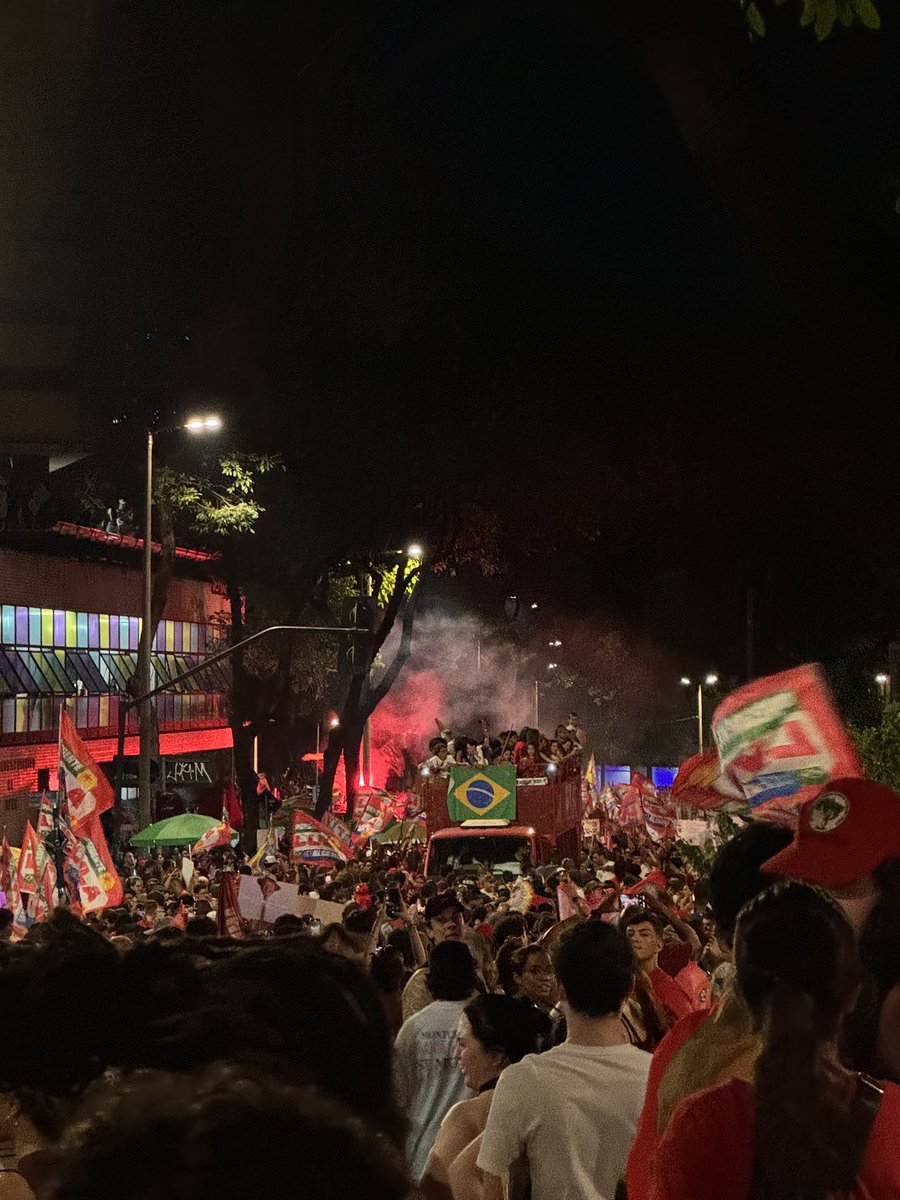 thealizehcyrus's tweet photo. brava gente brasileira  
longe vá, temor servil
ou ficar a pátria livre
ou morrer pelo brasil https://t.co/taCX8lJwpt