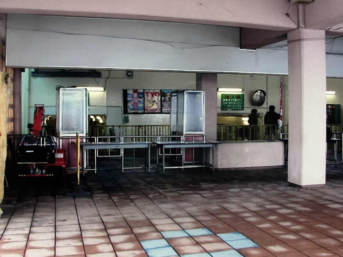 starry_train_N's tweet photo. 先日ミニミニレールで遊ぶ店主の写真をアップしましたが、同時期に上越線 石打駅と、只見線 大白川駅で撮影した写真も発掘。

たぶん1977年（昭和52年）の撮影かと🤔

それから32年後、2009年1月に石打駅を訪れました。
（髪の毛フサフサ😱）

国鉄時代の雰囲気を残した改札口
今はどうなっているのでしょうね。