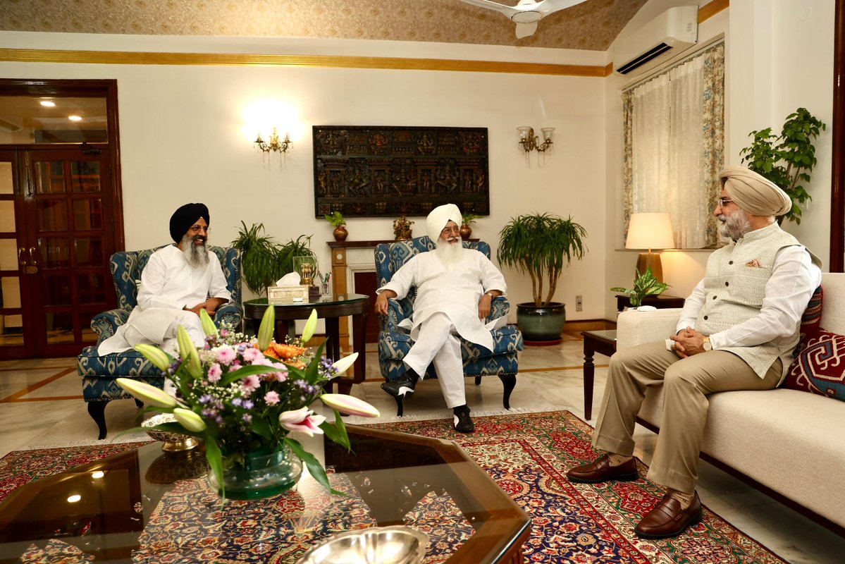 LokNiwasDelhi's tweet photo. Baba ji Gurinder Singh Dhillon, Hazur Jasdeep Singh ji Gill of Radha Soami Satsang Beas (RSSB), visited Hon'ble @LtGovDelhi, Sardar @SandhuTaranjitS, at @LokNiwasDelhi https://t.co/4SqSldUaO0