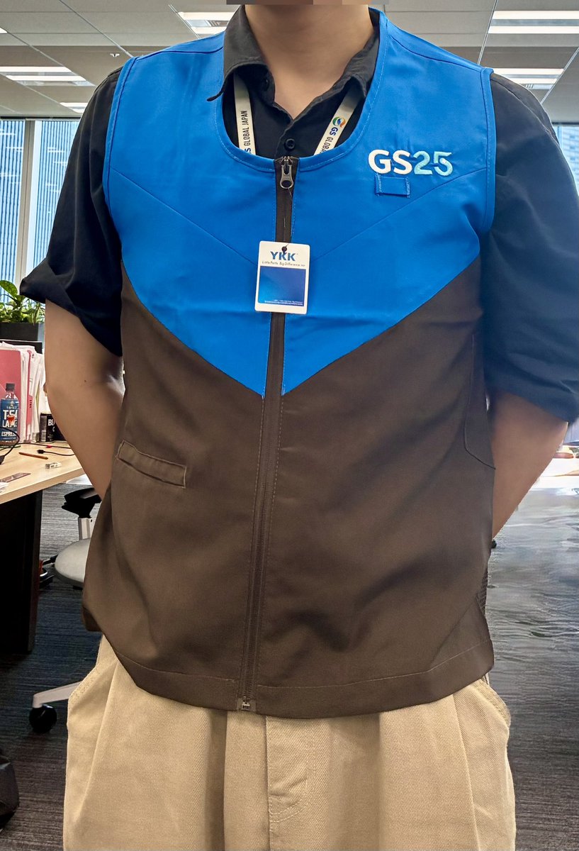 gsjapan1977's tweet photo. おはようGS25ざいます

🏪GS25日本X商品開発チーム
（フォロワー）初企画

GS25アルバイトなりきり自撮り🤳

門外不出のGS25ユニフォームが
海をこえて🌊
#kday   でみなさまと楽しむべく
日本🗾初上陸しました👏

GS25本社や、私の周囲も
いやいやいやいや
ユニフォーム自撮りの企画に
人はこないでしょーー
的な雰囲気😷ではありますが、
ユニフォームを送っていただき
ありがたい限りです

なによりなにより、

この企画は #MOA 皆様からの
後押しから🍋生まれたものです
背中を押していただき감사합니다😂

【お詫び】
サワーレモンヨーグルト🍋は
日本に持ってくることは
できませんでした😭ごめんなさい

kdayは来週水曜日〜日曜日まで
表参道ヒルズで開催します
入場は無料
当日会場で登録することも
できますが、事前登録だと
よりスムーズだと思います

登録方法は
kdayインスタアカウントをチェック✅

このアカウントでも
別ポストで事前登録ページを
のせているので参考にしてください

#TXT
#GS25アルバイトなりきり自撮り