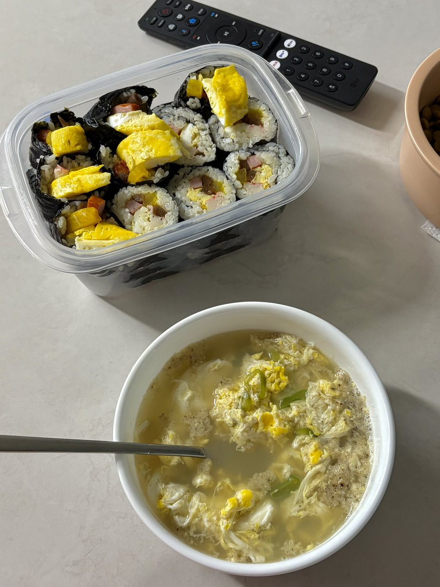meokgosalza's tweet photo. 일어났으면 나와서 김밥 먹어 https://t.co/n67CGqRjNW