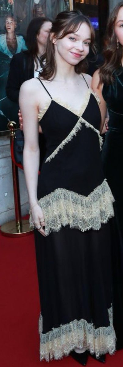 favamane's tweet photo. O VESTIDO O CABELO OS ANÉIS PORRA https://t.co/zxz26a6jhG