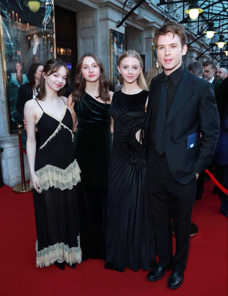 SuperSonOfKalEl's tweet photo. OH MY GOD EMMA LOOKS GORGEOUS, and sheβs with Evie and Oscar! #EmmaMyers #EvieTempleton #OscarMorgan https://t.co/RHDsPjyaEv