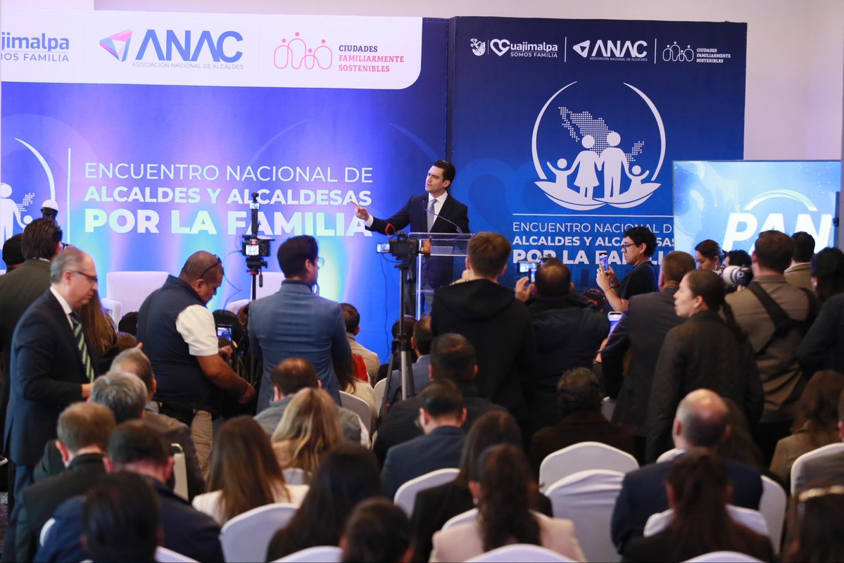 JorgeRoHe's tweet photo. ¡La defensa de las familias empieza en nuestros municipios! 🇲🇽

En este encuentro con @ANACmx_, compartimos experiencias y fortalecemos el compromiso de nuestros alcaldes con las familias mexicanas. Su trabajo cambia comunidades y demuestra la fuerza de los #BuenosGobiernosPAN.

Desde @AccionNacional seguiremos impulsando soluciones para todo México.
#PatriaFamiliaYLibertad