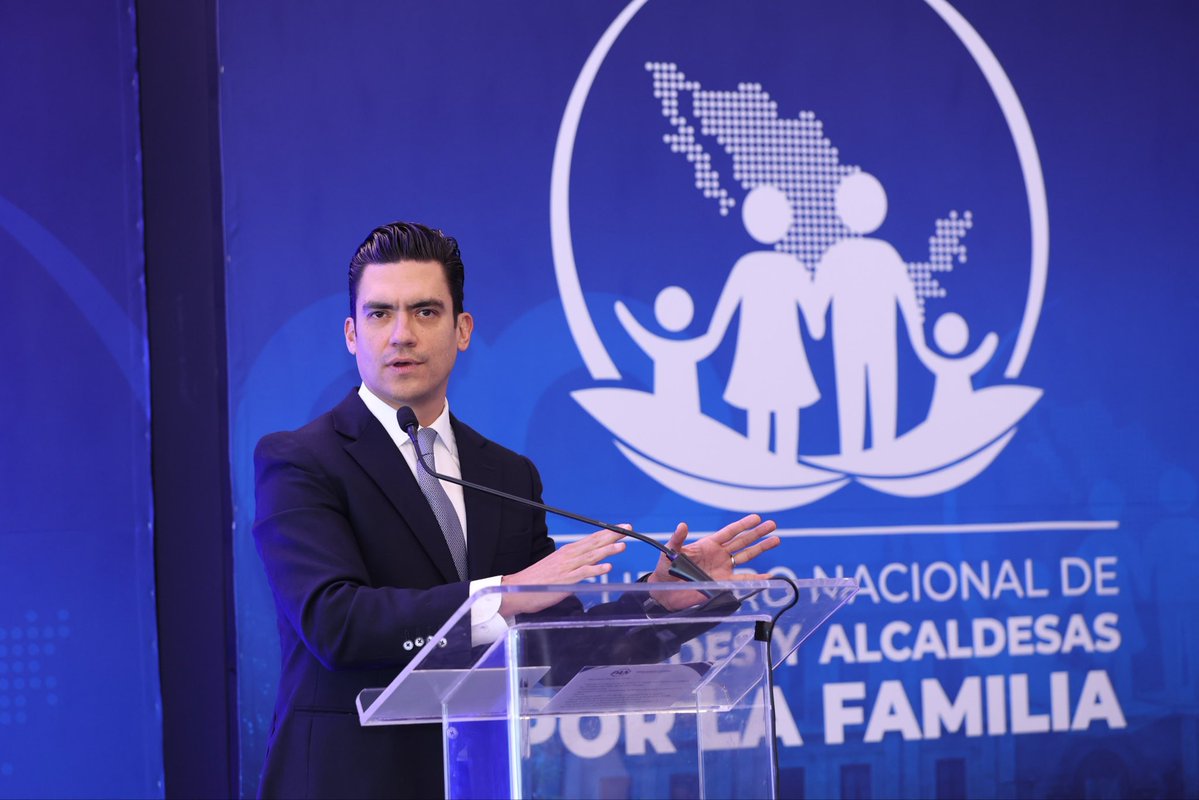 JorgeRoHe's tweet photo. ¡La defensa de las familias empieza en nuestros municipios! 🇲🇽

En este encuentro con @ANACmx_, compartimos experiencias y fortalecemos el compromiso de nuestros alcaldes con las familias mexicanas. Su trabajo cambia comunidades y demuestra la fuerza de los #BuenosGobiernosPAN.

Desde @AccionNacional seguiremos impulsando soluciones para todo México.
#PatriaFamiliaYLibertad