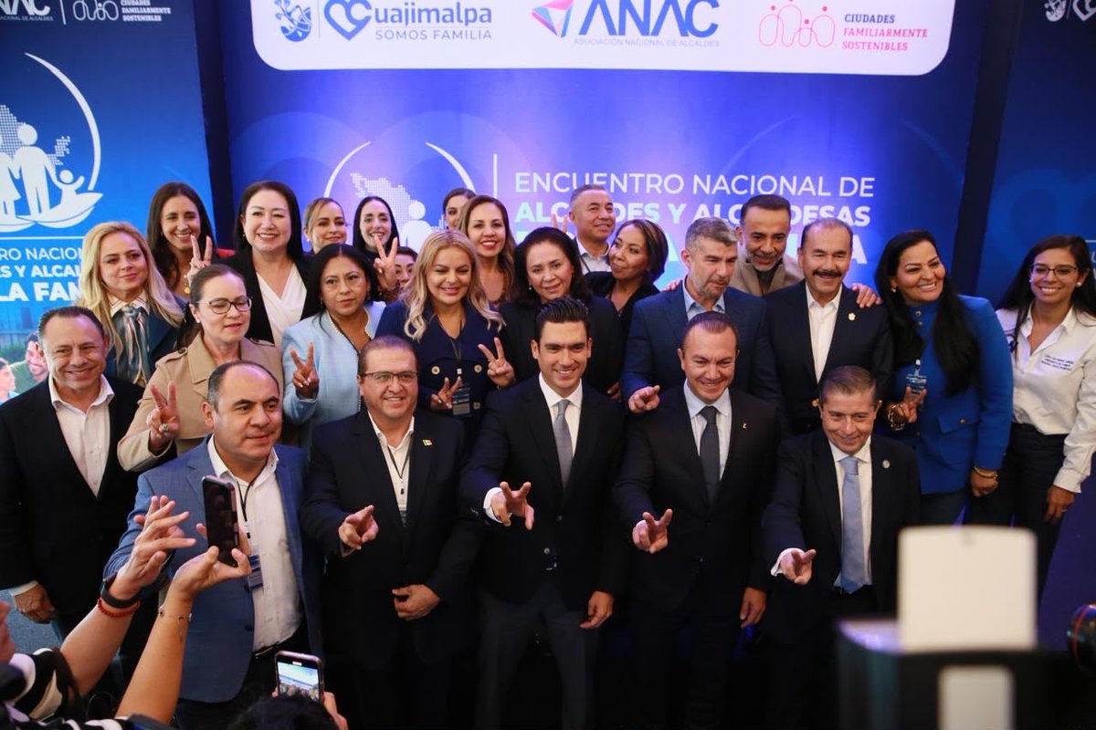 JorgeRoHe's tweet photo. ¡La defensa de las familias empieza en nuestros municipios! 🇲🇽

En este encuentro con @ANACmx_, compartimos experiencias y fortalecemos el compromiso de nuestros alcaldes con las familias mexicanas. Su trabajo cambia comunidades y demuestra la fuerza de los #BuenosGobiernosPAN.

Desde @AccionNacional seguiremos impulsando soluciones para todo México.
#PatriaFamiliaYLibertad
