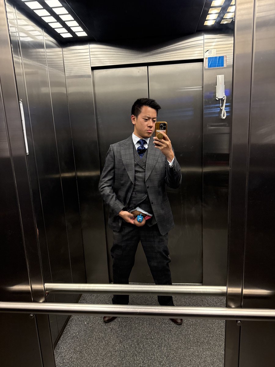 OnlyDapper's tweet photo. Cheeky cage check in the lift 😈🛗

@KINK3Ddesigns @GayChastityRTs #gaychastity #teamlocked #lockedandsuited #malechastity #lockedcock #cagecheck #suitfetish #gaysuit  #suitedmen https://t.co/cfOoLrlzQn
