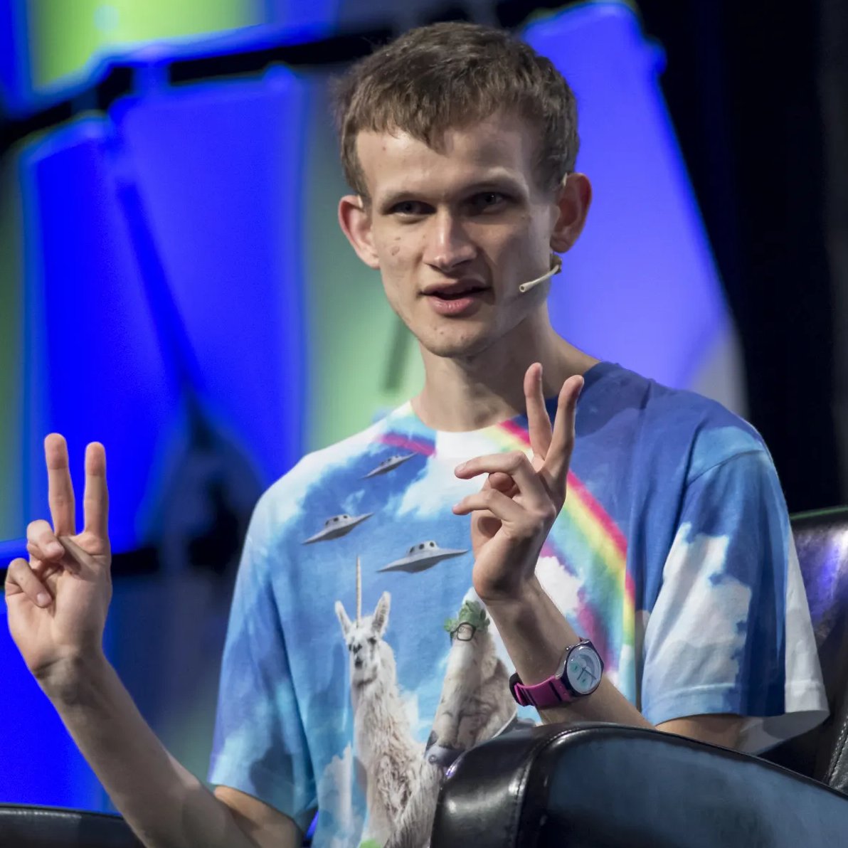pete_rizzo_'s tweet photo. JUST IN: ETHEREUM FOUNDER VITALIK BUTERIN JUST SENT A MASSIVE WARNING ABOUT AI BREAKING #BITCOIN CRYPTOGRAPHY

"ECDSA MIGHT FALL EVEN FASTER THAN EXPECTED"

"SERIOUS HITS ARE COMING FROM THE NEXT 2 YEARS OF AI MATH"

HE'S URGING DEVELOPERS TO PREPARE FOR A WORLD "WHERE TODAY'S KEYS AREN'T SAFE" 👀