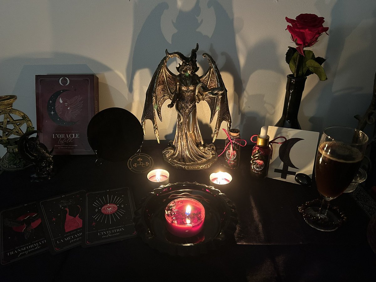 Atearachna's tweet photo. Ce soir j’ai pratiqué un rituel pour entrer en contact avec Mère Lilith, elle m’a envoyé tous les signaux possibles pour me dire qu’elle serait présente pour moi et que j’etais officiellement sa fille 🥹 https://t.co/lOZFGEV4WV