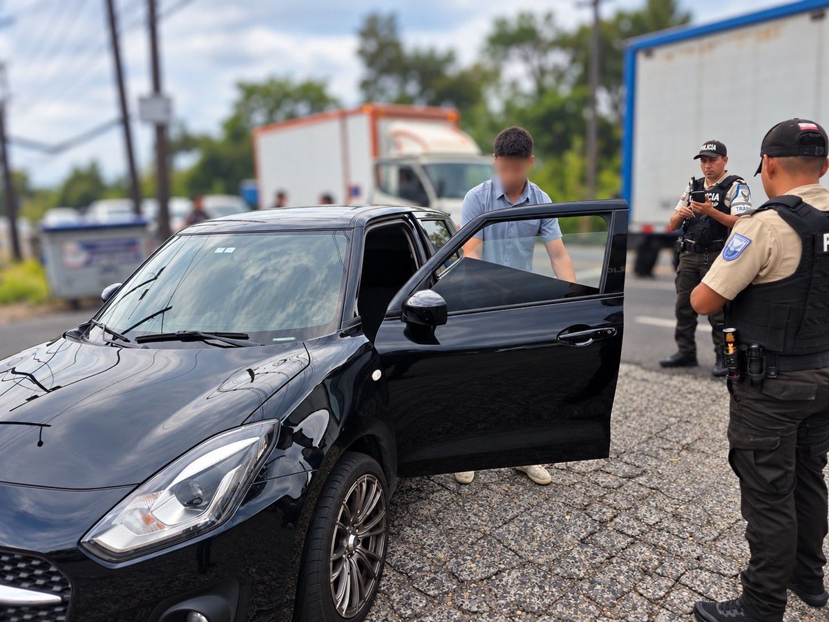 PoliciaEcZona3's tweet photo. 📍 #PASTAZA | PRESENCIA FIRME, CONTROL Y PREVENCIÓN
🚔 Reforzamos los operativos en #Mera, mediante puntos estratégicos de control Check Point, orientados a prevenir actos delictivos y proteger a las personas y sus bienes.
#PolicíaEcuador
#09DeOctubre https://t.co/piyerFjYEV