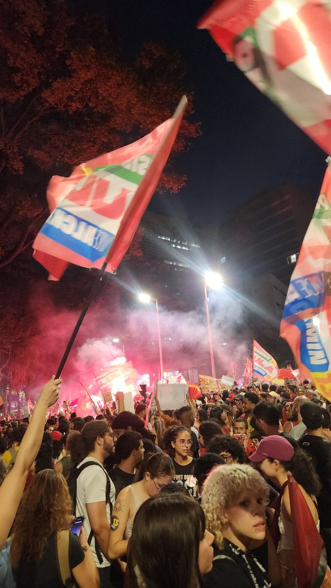eusuquinho's tweet photo. não estamos todos aqui, 700 mil estão mortos https://t.co/qvWKPf8vU3