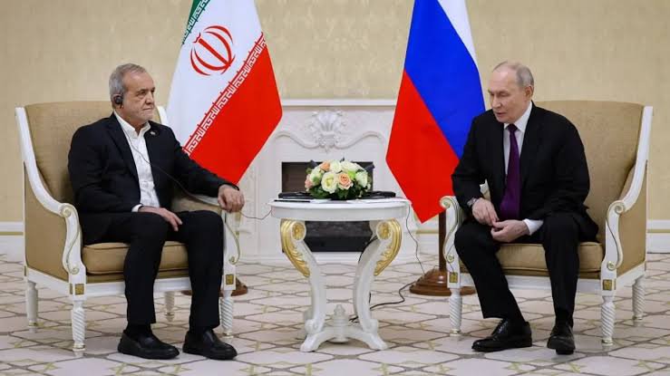 A_irajj's tweet photo. اونایی که میگن پوتین به ایران خیانت کرد نمی‌فهمم تو مغزشون گچه یا پِهِن؟
پوتین وقتی میبینه خود مسئولان ج.ا برای کاهش قیمت نفت تلاش میکنن، وزیر امور خارجه ش هربار نفت بالا میره پالس مذاکره میده، با خودش این فکرو میکنه‌ میگه من چرا باید کنار این اوسکولا بایستم برای فشار به آمریکا؟ https://t.co/K3uMjsHbC7