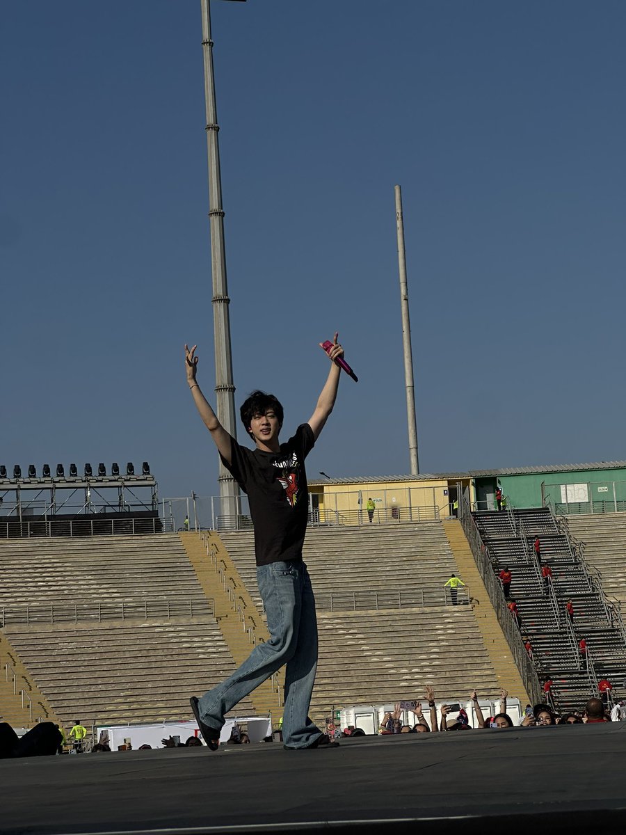 hourjinnie's tweet photo. SEOKJIN CUTIE!

JIN Y RJ EN PERÚ
#JIN_IN_LIMA_D2
#BTS_WORLDTOUR_ARIRANG_LIMA https://t.co/YwHVI0sqlt