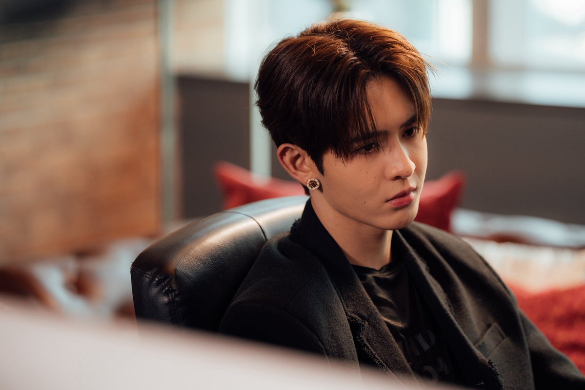 MrFanboySeries's tweet photo. เรื่องย่อ “รักสุดใจนายแฟนบอย Mr. Fanboy Series” EP.7

ข้อกล่าวหาจากปาก “พี่ซันนี่” ที่ว่า “ว่านผลักไนท์ตกน้ำ” กำลังกลายเป็นปัญหาใหญ่ที่ทำให้ “ว่าน” มีโอกาสถูกถอดจากซีรีส์ “พี่วุฒิ - พี่เฌอ” เรียก “ว่าน” มาคุยเพื่อประเมินสถานการณ์ หลังจากรู้ว่า “ว่าน” ถูกใส่ร้าย ทีม Our House ต้องวิ่งแข่งกับเวลหาหลักฐานมาแก้ต่างให้ “ว่าน” ซึ่งไม่ใช่เรื่องง่าย แน่นอนว่าโอกาสดี ๆ ที่จะได้เหยียบคู่แข่งแบบนี้ “พี่พิชญ์” มีหรือจะปล่อยผ่าน “พี่พิชญ์” เตรียมผสมโรงเล่นใหญ่กับเรื่องนี้แน่นอน

ในขณะที่ค่าย Our House กำลังวิ่งวุ่น คนที่ร้อนใจไม่แพ้กันก็คือ “เติร์ด” เขาพยายามหาหลักฐานและต่อรองกับผู้มีอำนาจ เพื่อช่วย “ว่าน” ยืนยันความบริสุทธิ์ เมื่อข่าวนี้รู้ถึง “ไนน์” “พี่ซันนี่” แนะนำให้ “ไนน์” รีบเคลียร์กับ “เติร์ด” เรื่องในอดีตทั้งหมดเพราะอย่างไรก็เคยเป็นเพื่อนสมัยมัธยม และขอร้องให้ “เติร์ด” หันกลับมาช่วย “ไนน์” สถานการณ์นี้จะพลิกไปเข้าข้างใครรอติดตาม

ติดตามได้ใน “รักสุดใจนายแฟนบอย Mr. Fanboy Series EP.7” วันเสาร์ที่ 10 ตุลาคมนี้

📺 รับชม “รักสุดใจนายแฟนบอย Mr. Fanboy Series” พร้อมกันทุกวันเสาร์เวลา 22.15 น. ทางช่อง one 31

🎥 ดูออนไลน์เวอร์ชัน UNCUT เวลา 23.15 น. บนแอป iQIYI และเว็บ https://t.co/CH45u7lNU0 ที่เดียวเท่านั้น

#รักสุดใจนายแฟนบอยSeries
#MrFanboySeries
#MandeeWork