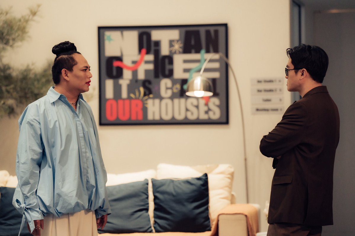 MrFanboySeries's tweet photo. เรื่องย่อ “รักสุดใจนายแฟนบอย Mr. Fanboy Series” EP.7

ข้อกล่าวหาจากปาก “พี่ซันนี่” ที่ว่า “ว่านผลักไนท์ตกน้ำ” กำลังกลายเป็นปัญหาใหญ่ที่ทำให้ “ว่าน” มีโอกาสถูกถอดจากซีรีส์ “พี่วุฒิ - พี่เฌอ” เรียก “ว่าน” มาคุยเพื่อประเมินสถานการณ์ หลังจากรู้ว่า “ว่าน” ถูกใส่ร้าย ทีม Our House ต้องวิ่งแข่งกับเวลหาหลักฐานมาแก้ต่างให้ “ว่าน” ซึ่งไม่ใช่เรื่องง่าย แน่นอนว่าโอกาสดี ๆ ที่จะได้เหยียบคู่แข่งแบบนี้ “พี่พิชญ์” มีหรือจะปล่อยผ่าน “พี่พิชญ์” เตรียมผสมโรงเล่นใหญ่กับเรื่องนี้แน่นอน

ในขณะที่ค่าย Our House กำลังวิ่งวุ่น คนที่ร้อนใจไม่แพ้กันก็คือ “เติร์ด” เขาพยายามหาหลักฐานและต่อรองกับผู้มีอำนาจ เพื่อช่วย “ว่าน” ยืนยันความบริสุทธิ์ เมื่อข่าวนี้รู้ถึง “ไนน์” “พี่ซันนี่” แนะนำให้ “ไนน์” รีบเคลียร์กับ “เติร์ด” เรื่องในอดีตทั้งหมดเพราะอย่างไรก็เคยเป็นเพื่อนสมัยมัธยม และขอร้องให้ “เติร์ด” หันกลับมาช่วย “ไนน์” สถานการณ์นี้จะพลิกไปเข้าข้างใครรอติดตาม

ติดตามได้ใน “รักสุดใจนายแฟนบอย Mr. Fanboy Series EP.7” วันเสาร์ที่ 10 ตุลาคมนี้

📺 รับชม “รักสุดใจนายแฟนบอย Mr. Fanboy Series” พร้อมกันทุกวันเสาร์เวลา 22.15 น. ทางช่อง one 31

🎥 ดูออนไลน์เวอร์ชัน UNCUT เวลา 23.15 น. บนแอป iQIYI และเว็บ https://t.co/CH45u7lNU0 ที่เดียวเท่านั้น

#รักสุดใจนายแฟนบอยSeries
#MrFanboySeries
#MandeeWork