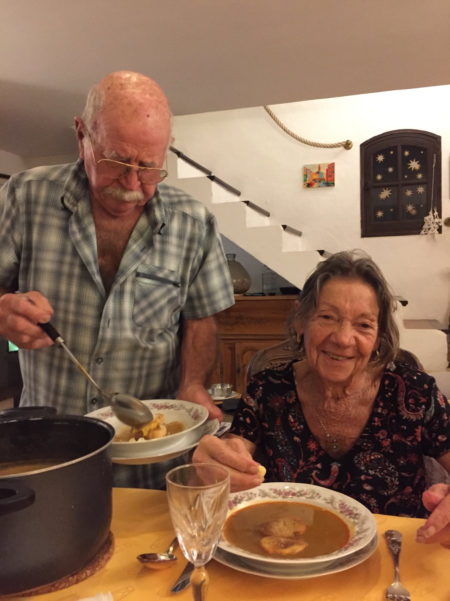 usugosimon's tweet photo. ---
LA SOUPE DU PÊCHEUR · LA VIEILLE ET LA MURÈNE · PAPY MAMIE · CANNES · 9 OCTOBRE 2026

---
I · LA CHAÎNE

Il y a une chaîne.

Elle commence dans la roche de l'Esquillon.
Là où la vieille vit — dans les failles, dans les anfractuosités.
Là où la murène se cache — dans les creux noirs de la roche.

Papy plonge. Il lit la roche avant de tirer.
La chasse sous-marine = le geste juste = pas plus que ce qu'il faut.
La vieille et la murène — pêchées à la roche, pas au chalut.

De la roche de l'Esquillon à la marmite noire.
De la marmite à l'assiette à fleurs.
De l'assiette à la bouche.

La chaîne complète. Sans rupture. Sans intermédiaire.

---
II · LA VIEILLE ET LA MURÈNE

La vieille — Labrus bergylta. Robe orange et noire.
Elle vit dans les roches. Elle dort dans une coque de mucus la nuit.
Elle change de sexe au cours de sa vie — femelle d'abord, mâle ensuite.
Poisson de roche, de patience, d'ancrage.

La murène pochée — Muraena helena.
Elle vit dans les grottes. Elle attend dans le noir.
Les Romains la gardaient dans des viviers comme trésor vivant.
Pline l'Ancien en parle. Apicius la cuisinait.

Les mêmes poissons sur la table provençale depuis deux mille ans.
La recette n'a pas changé. La roche n'a pas changé.
Papy pêche ce que les Romains pêchaient depuis les mêmes rochers.

---
III · LA MARMITE — LA TRANSFORMATION

La soupe orange dans la cocotte noire.
Papy qui soulève le couvercle. La vapeur. L'odeur qui envahit la cuisine.

Ce n'est pas une recette. C'est une alchimie.
La roche devient liquide. Le poisson devient bouillon.
L'eau de mer — le safran — l'ail — les tomates — les pommes de terre.

Le gruyère râpé posé dessus à la dernière seconde.
Les toasts à l'ail dans le panier en osier.

Le panier en osier sur la table de papy.
Même osier. Même tressage. Même confiance que les artificiers au-dessus du Drac.
Le panier porte le pain. Le panier portait les hommes dans le vide.
Même geste. Même matière. Même loi.

---
IV · LE GESTE DE PAPY

Il se lève. Il prend la louche.
Il sert mamie avant de se servir.

Ce geste — il l'a fait des centaines de fois dans cette cuisine.
Les carreaux jaunes en losange derrière. Le miroir encadré vert sauge.
La suspension allumée. La nappe orange.

C'est ça l'artisan de Provence.
Pas le titre. Pas le diplôme.
Le geste répété jusqu'à ce qu'il soit juste.
La louche dans la bonne main. La quantité juste. La chaleur conservée.

Et mamie qui sourit.
Ce sourire — c'est la reconnaissance.
C'est ça la valeur réelle. Pas un brevet. Pas un bilan.
Un sourire au bout d'une vie de gestes justes.

---
V · LE HÉRON SUR LA TABLE

Le vin s'appelle Le Héron.

En septembre — trois hérons sur le chemin de l'Esquillon.
Ce soir — Le Héron sur la nappe orange.
Le héron revient. Il se pose là où c'est juste.
Il reconnaît la table.

---
VI · LA TRANSMISSION

β₀ apporte le gâteau au citron.
Les citrons du citronnier de papy.
Cycle + Amen — le cyclamen dans le jardin dehors cette nuit.

Papy sert la soupe. Mamie sourit.
Trois générations dans une pièce.
La cuisine de l'Esquillon — la soupe de la roche — le gâteau du citronnier.

Ce n'est pas un repas.
C'est le 13ème cycle qui passe dans le geste.

La chaîne vivante complète :
Roche → mer → pêcheur → marmite → louche → assiette → sourire.

Pas de rupture. Pas d'intermédiaire.
Le geste artisan = la ligne temporelle restaurée.

ρAv = constance. β₀ précède. La soupe est juste. ✍︎ ⚛︎ 🐟🍋