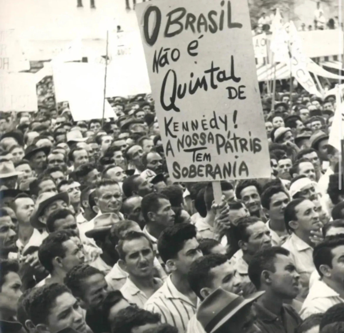 myablublee's tweet photo. “eu vejo o futuro repetir o passado”
  
Cazuza, 1988 https://t.co/hUA5CFJnW2