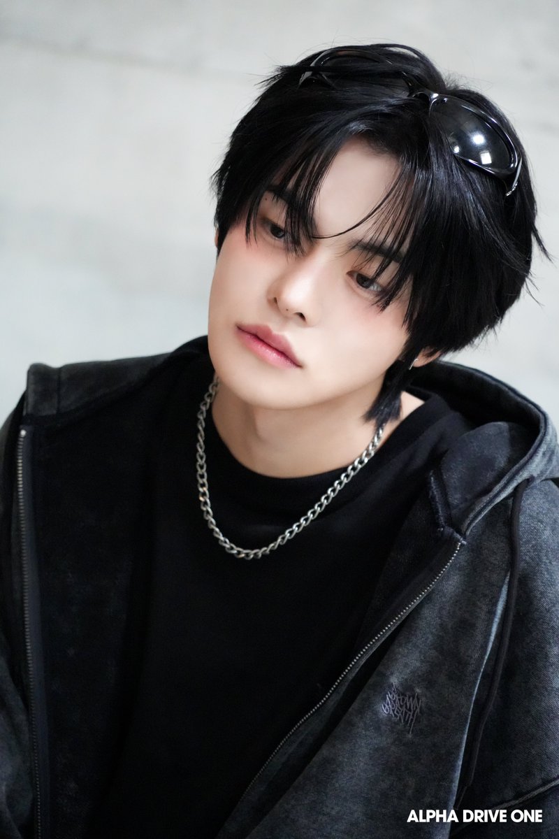 jadedwonniie's tweet photo. GIRLLLL 😭😭 THE SUNGLASSES ON HIS HEAD AND HIS BANGS COVERING HIS FOREHEAD… THIS COMBINATION NEVER FAILS https://t.co/yV3p8LqjFa