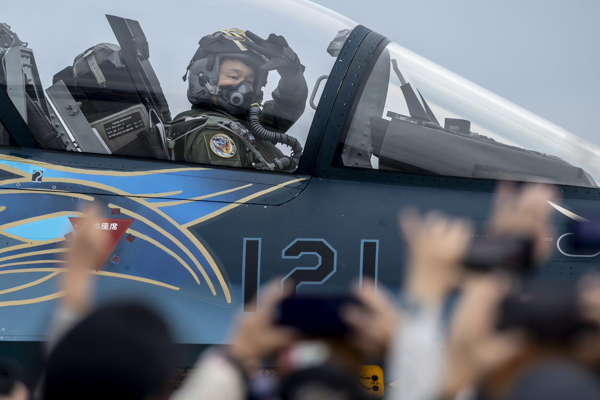 BondsSam's tweet photo. 2026.10.4 松島基地航空祭
ブルーインパルスの飛行展示が終演し、会場内が何となく終演の雰囲気になったところで、ショーのトリを飾る21SQのF-2Bが離陸へ向けて転がりました。皆さんの熱気にPさんは、会場内に手を挙げて応えてくれてました。
#松島基地 #松島基地航空祭
#21SQ #F2 #訓練飛行 https://t.co/FCtBYkOxN0