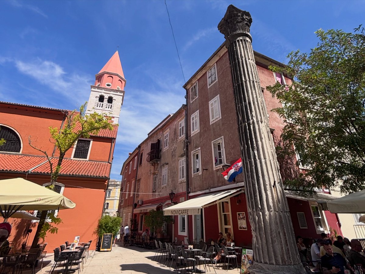 ReVLuci's tweet photo. À la découverte de Zadar, en Croatie. Classée au patrimoine mondial de l’Unesco, la ville conserve son forum romain, ses rues antiques et ses remparts des XVIe et XVIIe siècles. À voir : l’église Saint-Donat et l’Orgue Marin. https://t.co/0MG2YroGPf