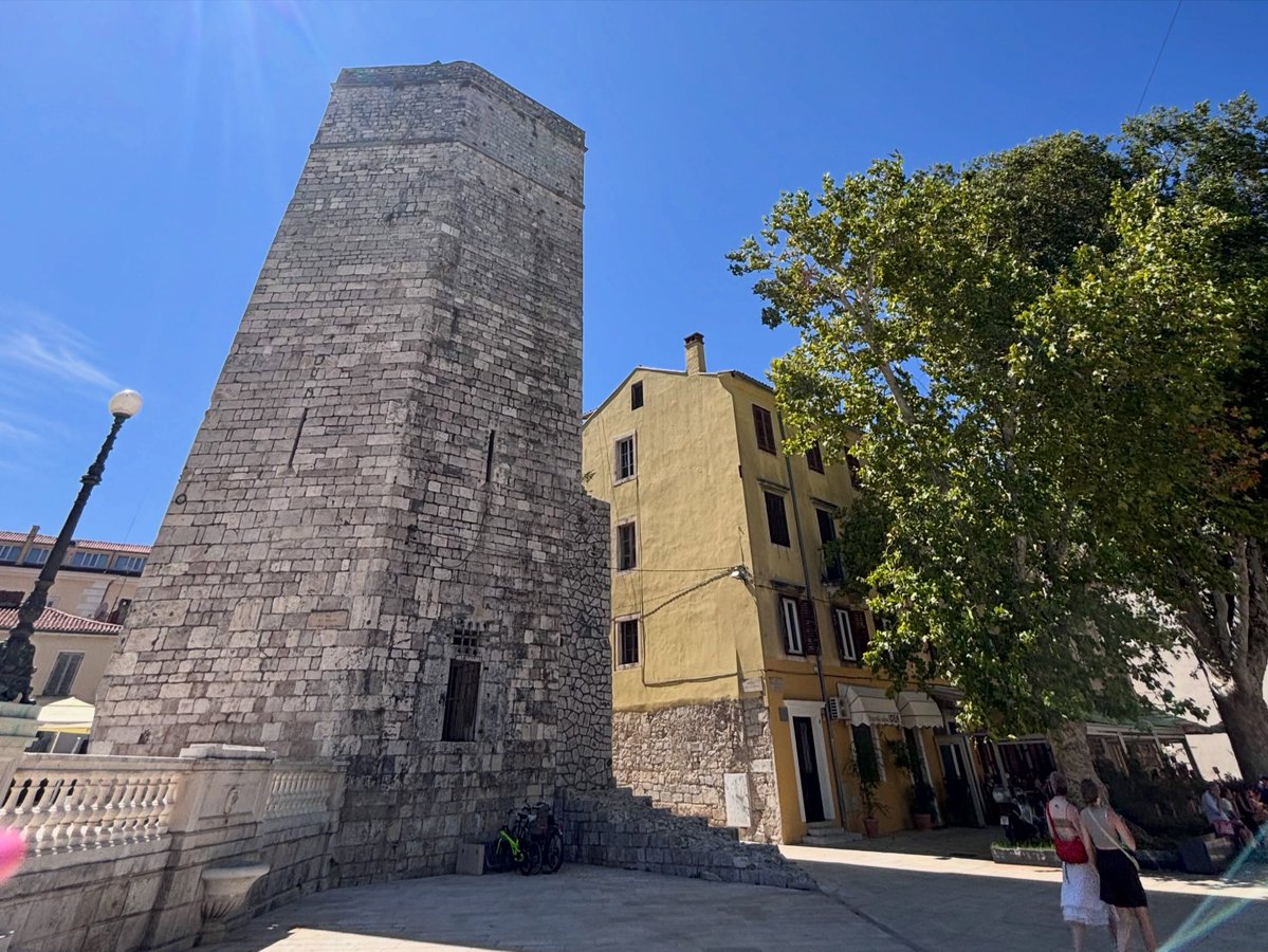 ReVLuci's tweet photo. À la découverte de Zadar, en Croatie. Classée au patrimoine mondial de l’Unesco, la ville conserve son forum romain, ses rues antiques et ses remparts des XVIe et XVIIe siècles. À voir : l’église Saint-Donat et l’Orgue Marin. https://t.co/0MG2YroGPf
