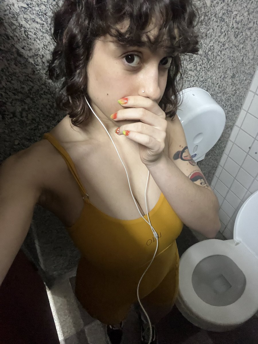 nanaasafadinha's tweet photo. da série: saí de macacão e agora me lasquei https://t.co/ssTr4sKdRl