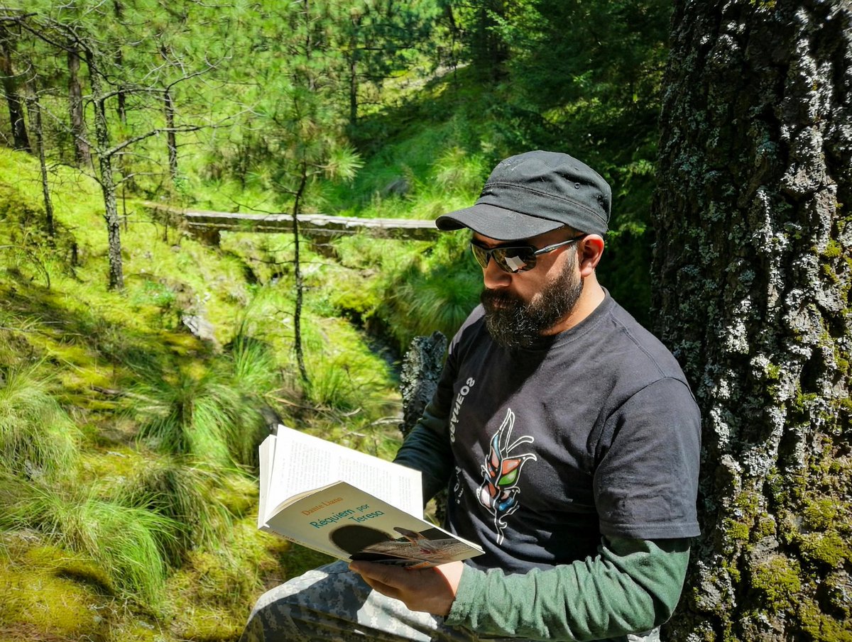 Bruceltoro's tweet photo. En la mañana, cuando salió un rato el sol me fui al bosque a leer "Réquiem por Teresa", de Dante Liano...
#Senderimo #Literatura https://t.co/dkJNlaFPgv