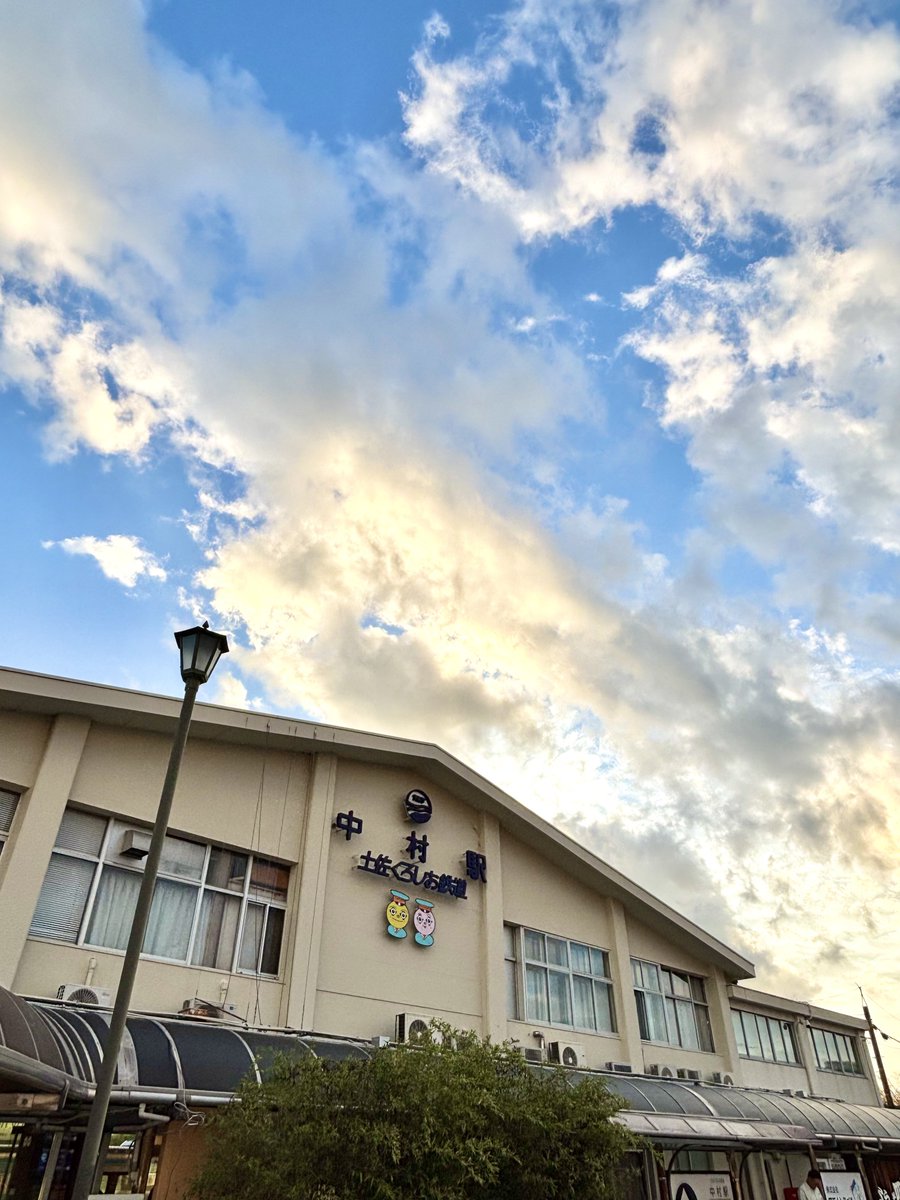 oshaomo55's tweet photo. おはようございます☀️
今日から半年ぶりに四国遍路を再開。涼しくなったし、方位もよくなったので😜🧭
大阪から夜行バスに揺られて朝6時40分、中村駅に到着。ここからさらにバスで2時間、前回の終了地点、足摺岬へ。やっぱし遠いわ💦
ま、とりあえず顔でも洗おう〜🥱（ビリー）
#おしゃオモ
#ビリーの四国𑄗𑄗ヶ所巡礼記
#中村駅