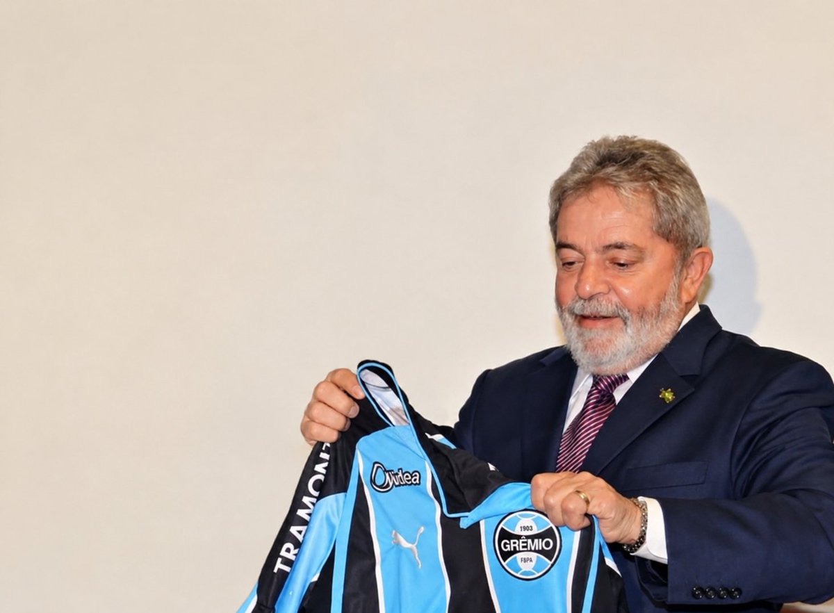drogbagfbpa's tweet photo. A torcida do Grêmio está com Lula.

Todos os gremistas são Lula no 2° turno.

A nação gremista irá fazer parte da reeleição de Lula. Pelo bem do Povo brasileiro.  1️⃣3️⃣ https://t.co/1cAny0L9Nh