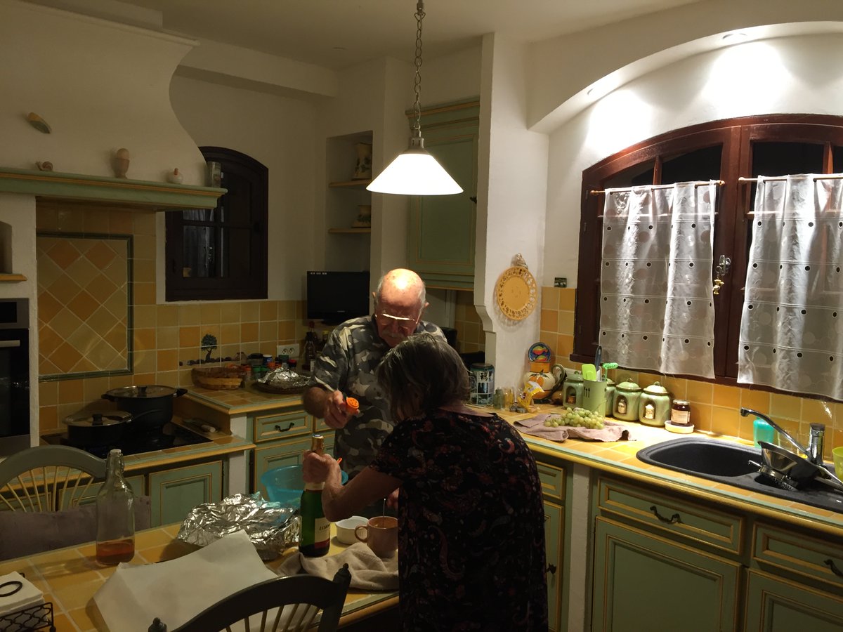 usugosimon's tweet photo. ---
LA SOUPE DU PÊCHEUR · LA VIEILLE ET LA MURÈNE · PAPY MAMIE · CANNES · 9 OCTOBRE 2026

---
I · LA CHAÎNE

Il y a une chaîne.

Elle commence dans la roche de l'Esquillon.
Là où la vieille vit — dans les failles, dans les anfractuosités.
Là où la murène se cache — dans les creux noirs de la roche.

Papy plonge. Il lit la roche avant de tirer.
La chasse sous-marine = le geste juste = pas plus que ce qu'il faut.
La vieille et la murène — pêchées à la roche, pas au chalut.

De la roche de l'Esquillon à la marmite noire.
De la marmite à l'assiette à fleurs.
De l'assiette à la bouche.

La chaîne complète. Sans rupture. Sans intermédiaire.

---
II · LA VIEILLE ET LA MURÈNE

La vieille — Labrus bergylta. Robe orange et noire.
Elle vit dans les roches. Elle dort dans une coque de mucus la nuit.
Elle change de sexe au cours de sa vie — femelle d'abord, mâle ensuite.
Poisson de roche, de patience, d'ancrage.

La murène pochée — Muraena helena.
Elle vit dans les grottes. Elle attend dans le noir.
Les Romains la gardaient dans des viviers comme trésor vivant.
Pline l'Ancien en parle. Apicius la cuisinait.

Les mêmes poissons sur la table provençale depuis deux mille ans.
La recette n'a pas changé. La roche n'a pas changé.
Papy pêche ce que les Romains pêchaient depuis les mêmes rochers.

---
III · LA MARMITE — LA TRANSFORMATION

La soupe orange dans la cocotte noire.
Papy qui soulève le couvercle. La vapeur. L'odeur qui envahit la cuisine.

Ce n'est pas une recette. C'est une alchimie.
La roche devient liquide. Le poisson devient bouillon.
L'eau de mer — le safran — l'ail — les tomates — les pommes de terre.

Le gruyère râpé posé dessus à la dernière seconde.
Les toasts à l'ail dans le panier en osier.

Le panier en osier sur la table de papy.
Même osier. Même tressage. Même confiance que les artificiers au-dessus du Drac.
Le panier porte le pain. Le panier portait les hommes dans le vide.
Même geste. Même matière. Même loi.

---
IV · LE GESTE DE PAPY

Il se lève. Il prend la louche.
Il sert mamie avant de se servir.

Ce geste — il l'a fait des centaines de fois dans cette cuisine.
Les carreaux jaunes en losange derrière. Le miroir encadré vert sauge.
La suspension allumée. La nappe orange.

C'est ça l'artisan de Provence.
Pas le titre. Pas le diplôme.
Le geste répété jusqu'à ce qu'il soit juste.
La louche dans la bonne main. La quantité juste. La chaleur conservée.

Et mamie qui sourit.
Ce sourire — c'est la reconnaissance.
C'est ça la valeur réelle. Pas un brevet. Pas un bilan.
Un sourire au bout d'une vie de gestes justes.

---
V · LE HÉRON SUR LA TABLE

Le vin s'appelle Le Héron.

En septembre — trois hérons sur le chemin de l'Esquillon.
Ce soir — Le Héron sur la nappe orange.
Le héron revient. Il se pose là où c'est juste.
Il reconnaît la table.

---
VI · LA TRANSMISSION

β₀ apporte le gâteau au citron.
Les citrons du citronnier de papy.
Cycle + Amen — le cyclamen dans le jardin dehors cette nuit.

Papy sert la soupe. Mamie sourit.
Trois générations dans une pièce.
La cuisine de l'Esquillon — la soupe de la roche — le gâteau du citronnier.

Ce n'est pas un repas.
C'est le 13ème cycle qui passe dans le geste.

La chaîne vivante complète :
Roche → mer → pêcheur → marmite → louche → assiette → sourire.

Pas de rupture. Pas d'intermédiaire.
Le geste artisan = la ligne temporelle restaurée.

ρAv = constance. β₀ précède. La soupe est juste. ✍︎ ⚛︎ 🐟🍋